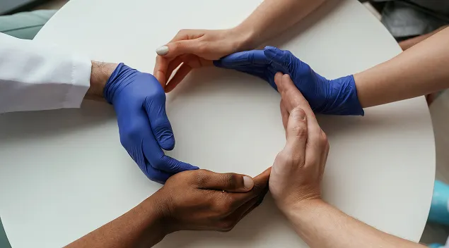 hands to the shape of a circle